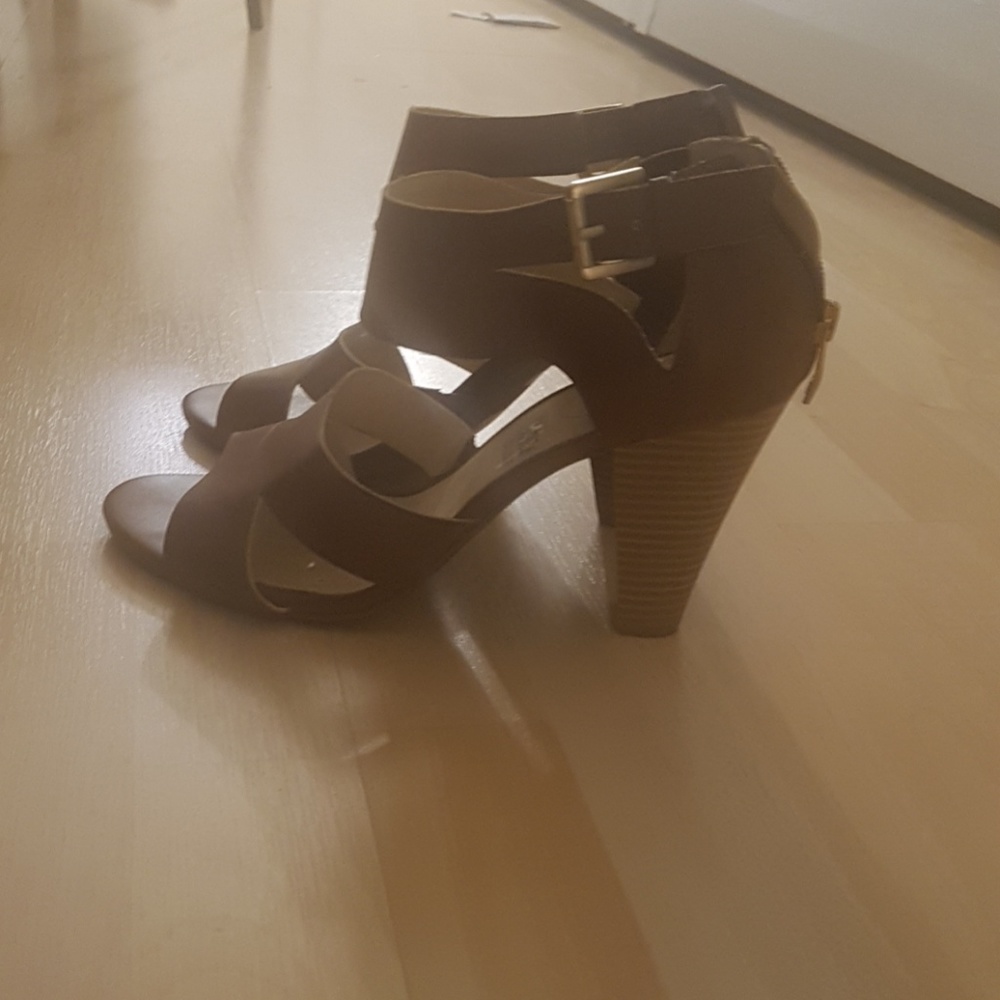 Shoes - Picture 2 of 4